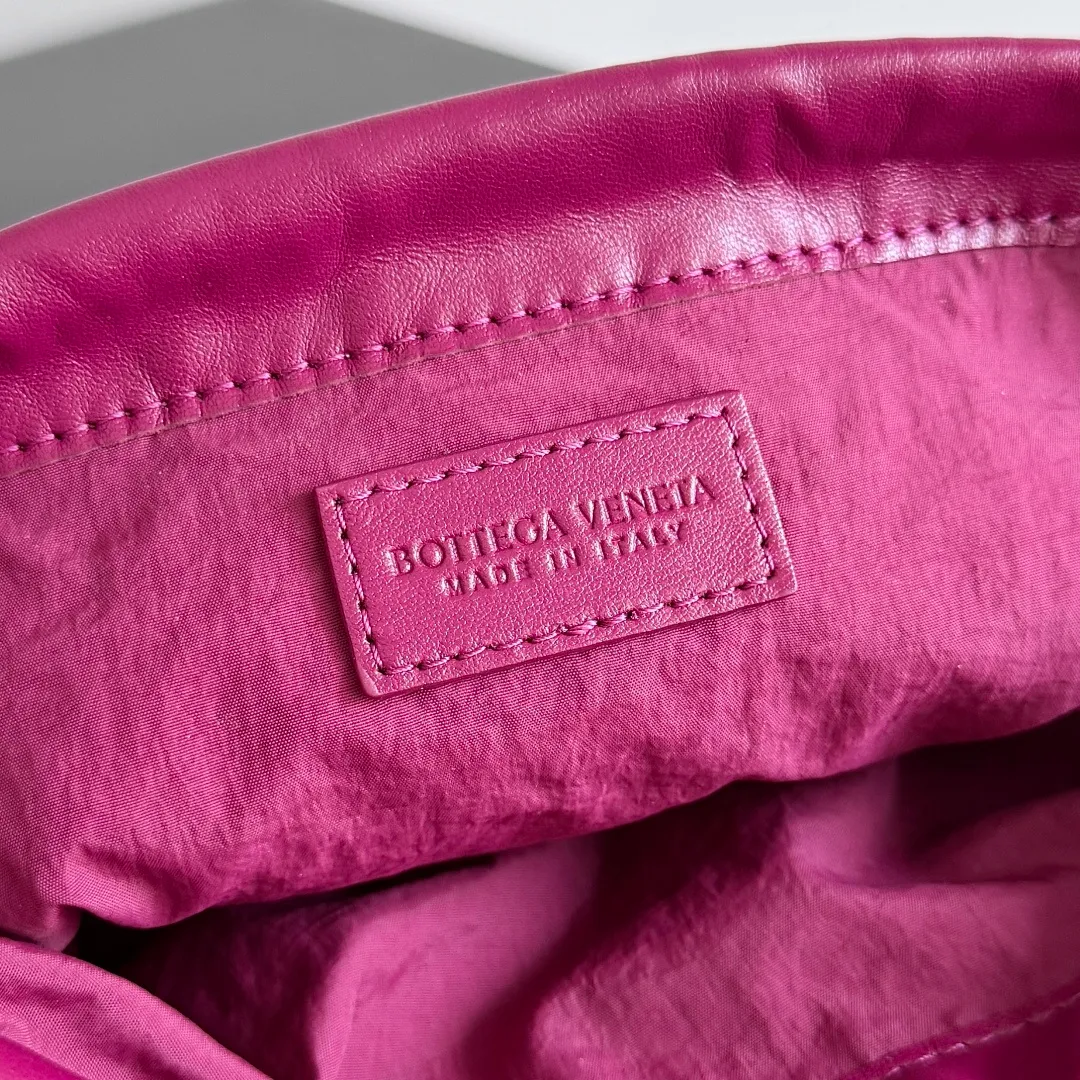 Batch 1400 BOTTEGA VENETA DUSTBAG mini size is officially launched📣📣. It still continues the classic weaving process. The lazy and casual feeling presented by the drawstring pockets is not too suitable for summer. The small back body is light and convenient. It is enough to carry lipstick and tissues when going out every day. It is not easy to make mistakes with any clothes. The shoulder strap has a buckle and pull-out design, which can be adjusted to unlock multiple carrying methods. Style number: 816987 Size: 21*16.6*1cm